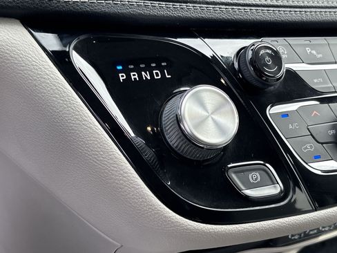 Used 2021 Chrysler Pacifica Touring-L FWD image 19