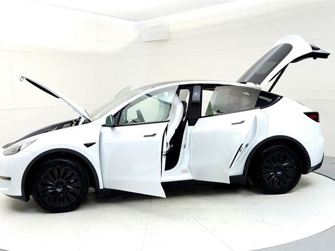 Used 2024 Tesla Model Y Long Range image 10