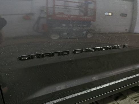 Used 2023 Jeep Grand Cherokee Altitude AWD/4WD image 7