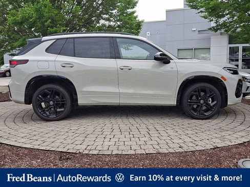 Certified 2025 Volkswagen Tiguan SE R-Line AWD/4WD image 7