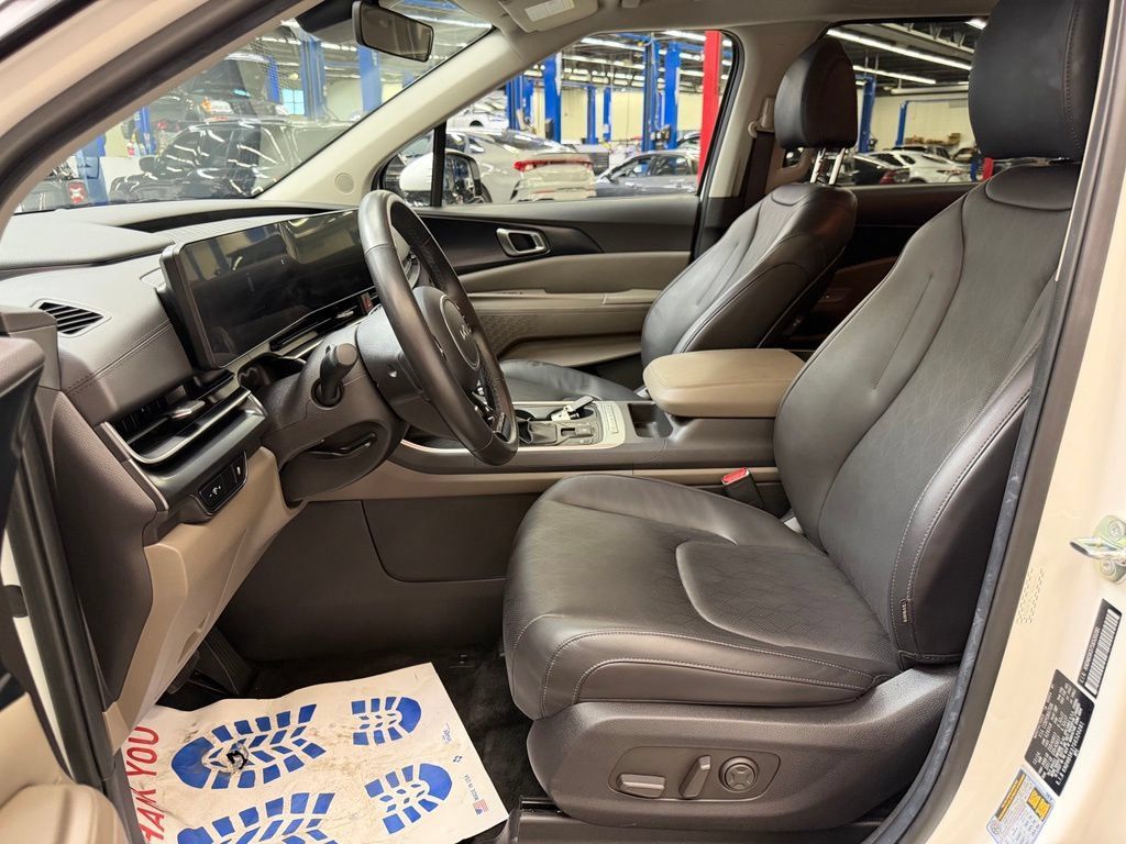 Used 2025 Kia Carnival FWD image 27