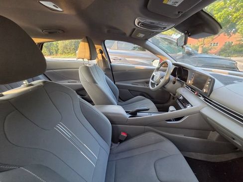 Used 2022 Hyundai Elantra SEL FWD image 9