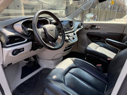 Used 2020 Chrysler Pacifica Touring-L image 21