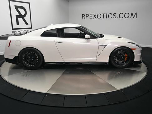 Used 2024 Nissan GT-R Premium w/ Premium Interior Package AWD/4WD image 10
