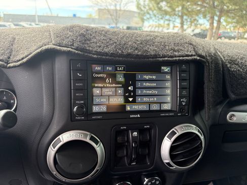 Used 2016 Jeep Wrangler Unlimited Rubicon w/ Connectivity Group AWD/4WD image 29