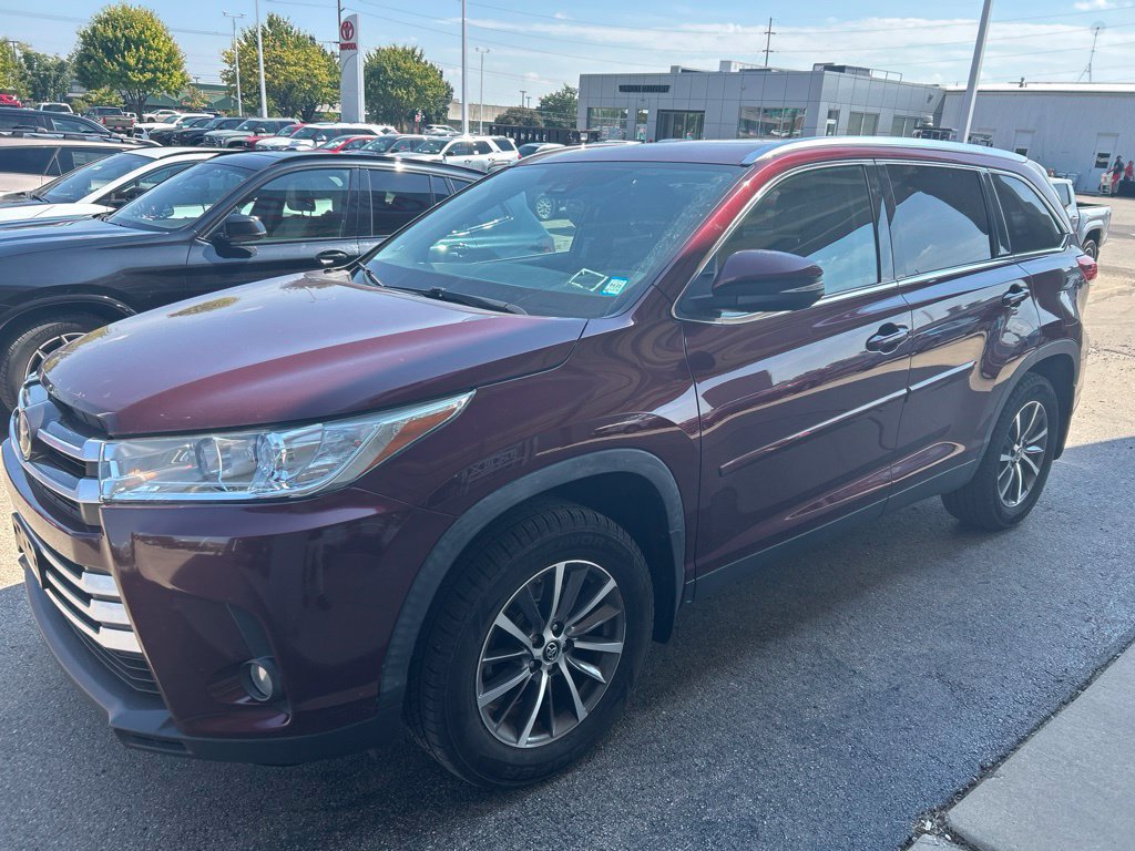 Used 2019 Toyota Highlander XLE AWD/4WD image 3