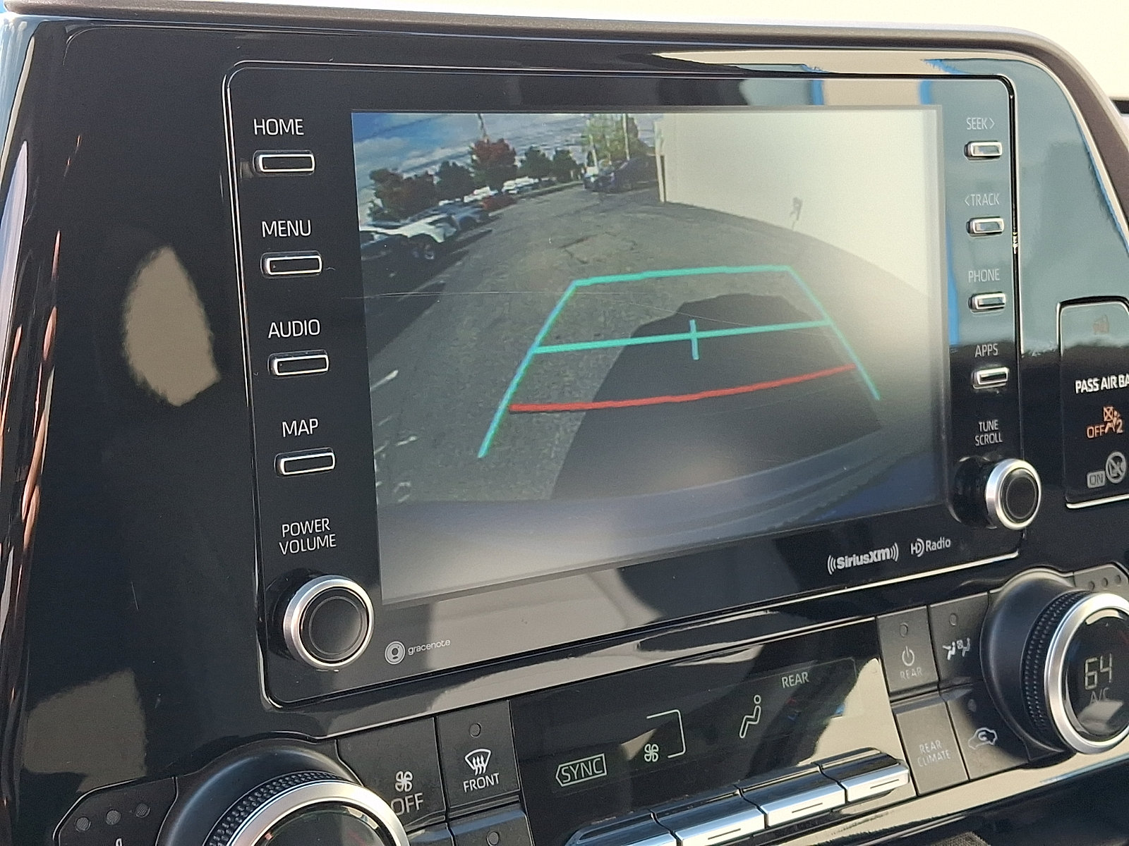 Used 2021 Toyota Highlander XLE AWD/4WD image 18