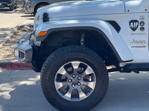 Used 2018 Jeep Wrangler Unlimited Sahara AWD/4WD image 14