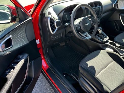 Used 2023 Kia Soul LX w/ LX Technology Package image 9