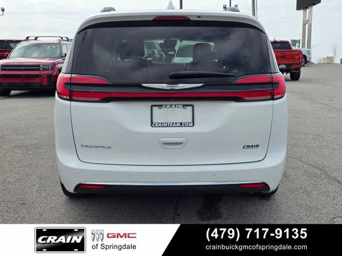 Used 2022 Chrysler Pacifica Touring-L FWD image 6