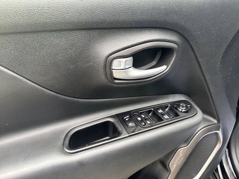 Used 2023 Jeep Renegade Latitude AWD/4WD image 14