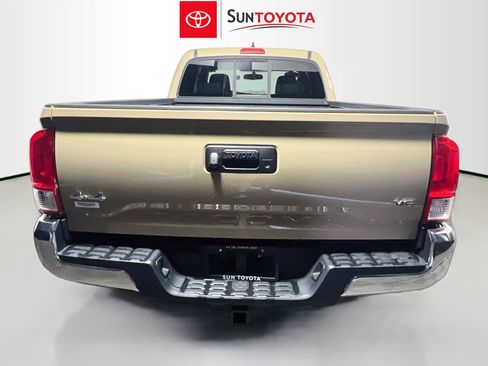 Used 2017 Toyota Tacoma SR5 w/ Tow Package AWD/4WD image 5