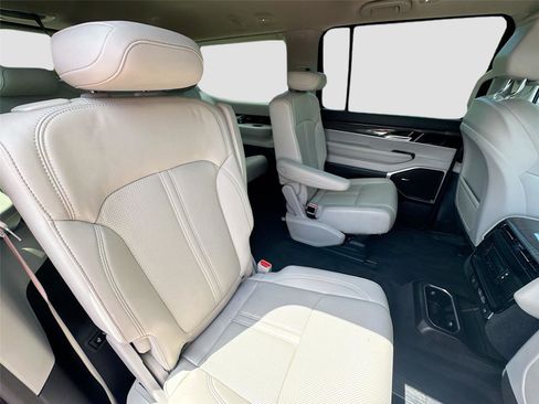 Used 2022 Jeep Wagoneer Series III w/ Flexible Seating Group image 27