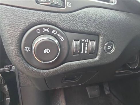 Used 2019 Jeep Cherokee Trailhawk AWD/4WD image 22
