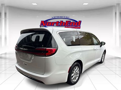 Used 2023 Chrysler Pacifica Touring-L FWD image 3
