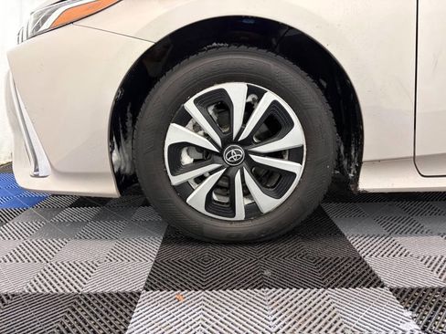 Used 2017 Toyota Prius Prime Premium image 27