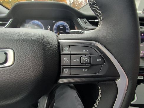 Certified 2025 Jeep Grand Cherokee Altitude image 20