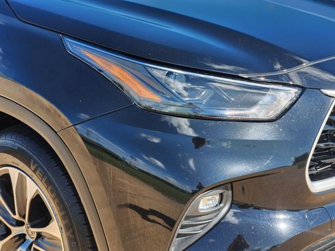 Used 2023 Toyota Highlander XLE FWD image 11