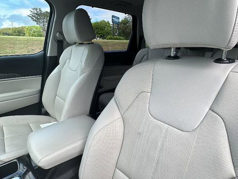Used 2025 Kia Telluride EX w/ EX Captain's Chair Package image 14