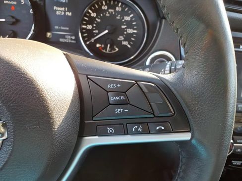 Used 2017 Nissan Rogue SV image 19