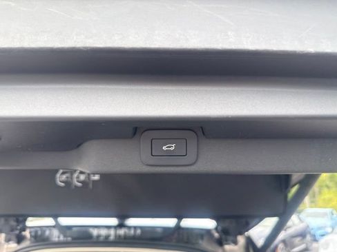 Used 2025 Land Rover Discovery Dynamic SE AWD/4WD image 18