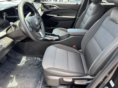 Used 2025 Chevrolet Trax LT w/ LT Convenience Package FWD image 26
