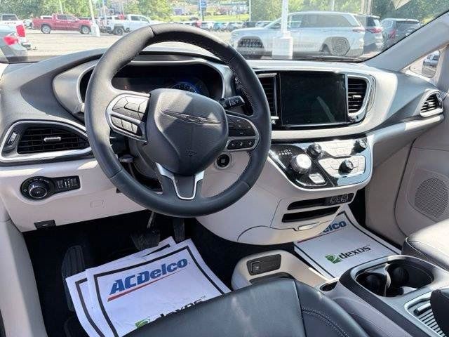 Used 2023 Chrysler Pacifica Touring-L FWD image 12