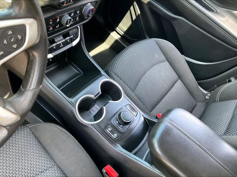 Used 2022 GMC Terrain SLE w/ Driver Convenience Package FWD image 16