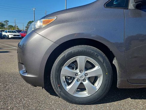 Used 2017 Toyota Sienna LE image 18