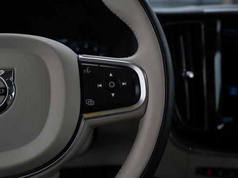 Used 2021 Volvo XC60 T5 Momentum w/ Premium Package image 21