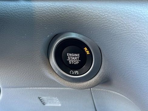 Used 2024 Chrysler Pacifica Touring-L image 24