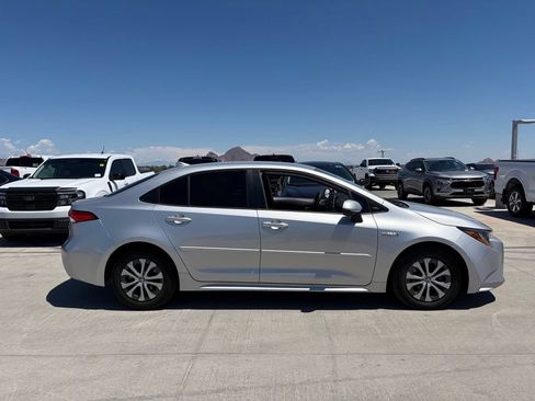 Used 2021 Toyota Corolla LE FWD image 3