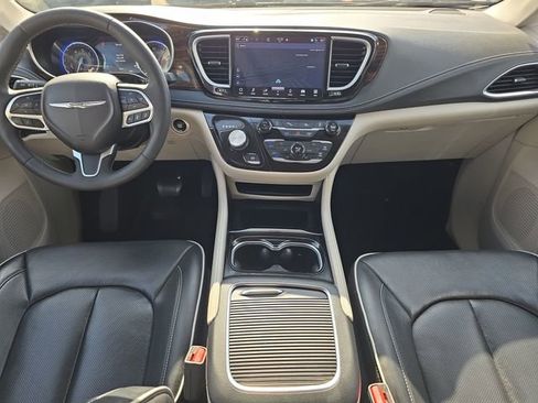 Used 2024 Chrysler Pacifica Limited image 17