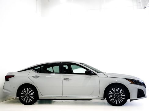 Used 2025 Nissan Altima 2.5 SV FWD image 4