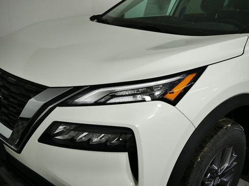 Used 2023 Nissan Rogue S image 11