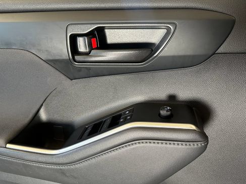 Used 2022 Toyota Highlander LE AWD/4WD image 19