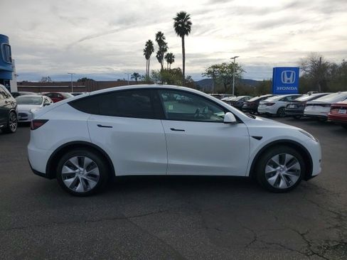 Used 2024 Tesla Model Y Long Range image 11