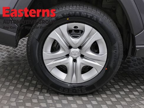Used 2022 Toyota RAV4 LE AWD/4WD image 28