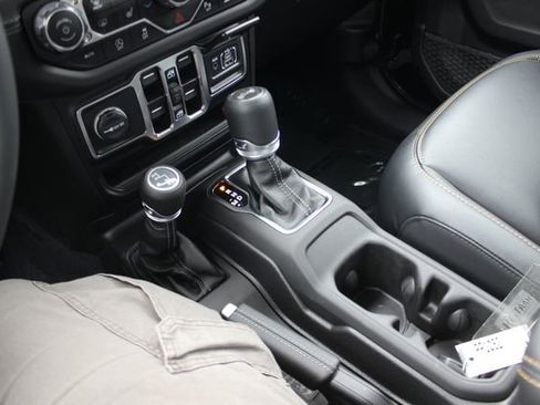 Used 2025 Jeep Wrangler Unlimited Sahara w/ Dual Top Group AWD/4WD image 10