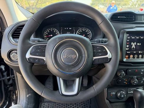 Used 2023 Jeep Renegade Latitude AWD/4WD image 10