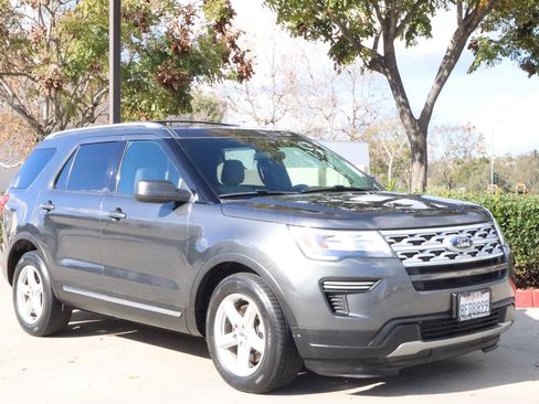 Used 2018 Ford Explorer XLT image 1