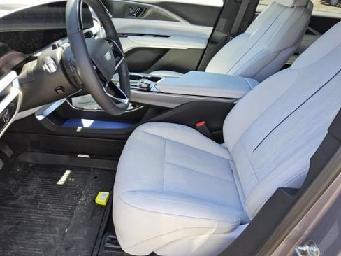 Used 2025 Cadillac Lyriq Luxury AWD/4WD image 6