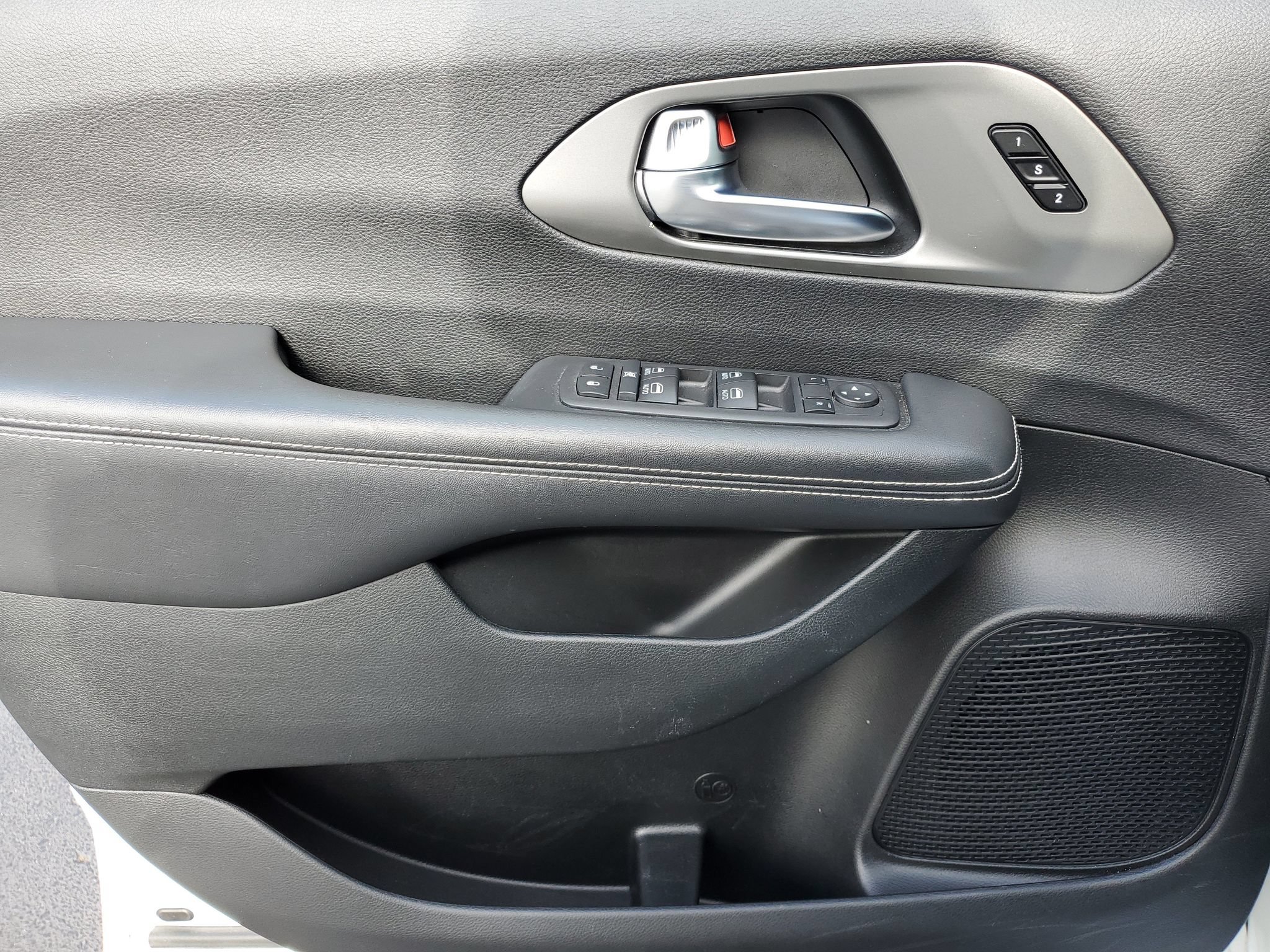 Used 2025 Chrysler Pacifica Select FWD image 22