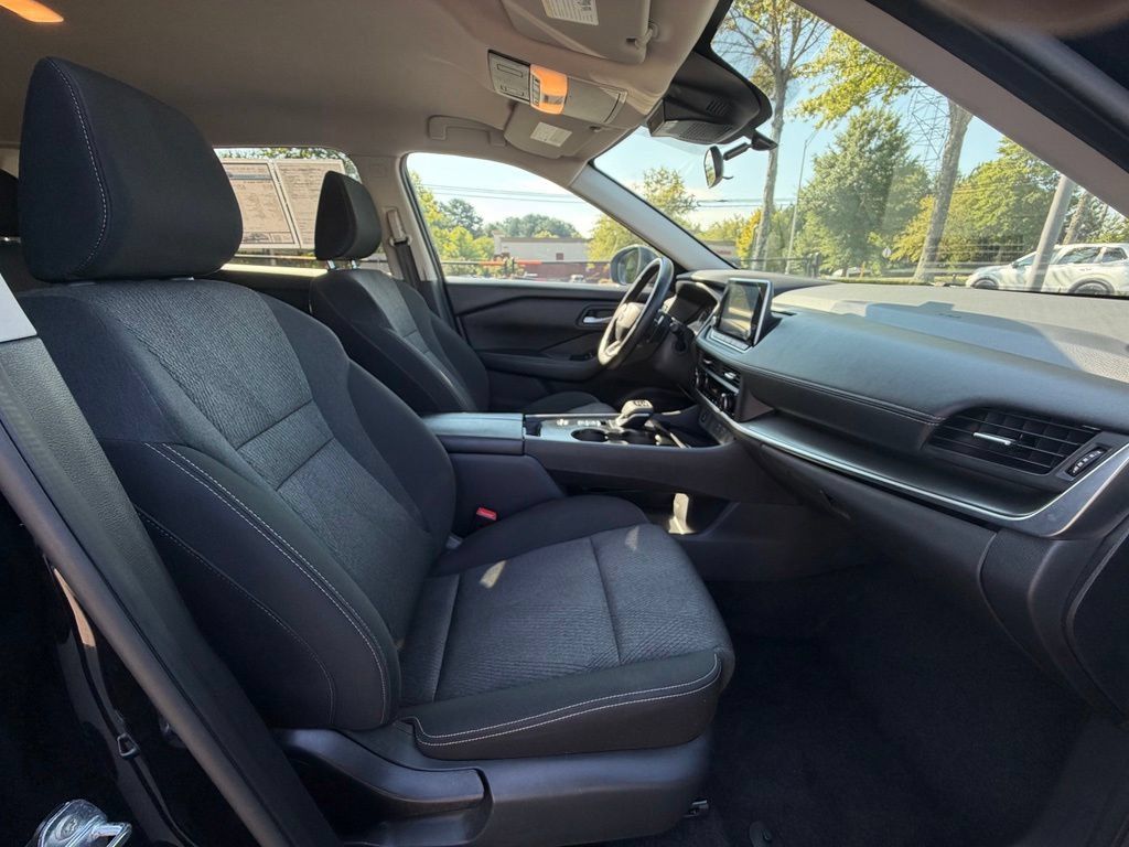 Used 2025 Nissan Rogue SV FWD image 33