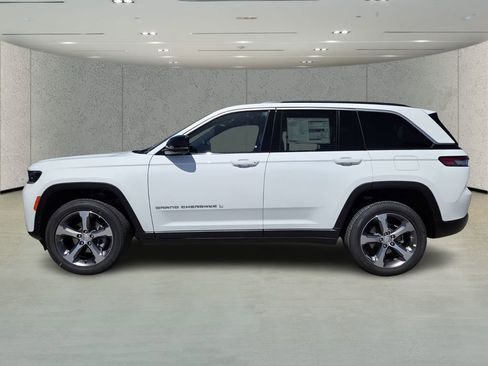 New 2026 Jeep Grand Cherokee Limited RWD image 3