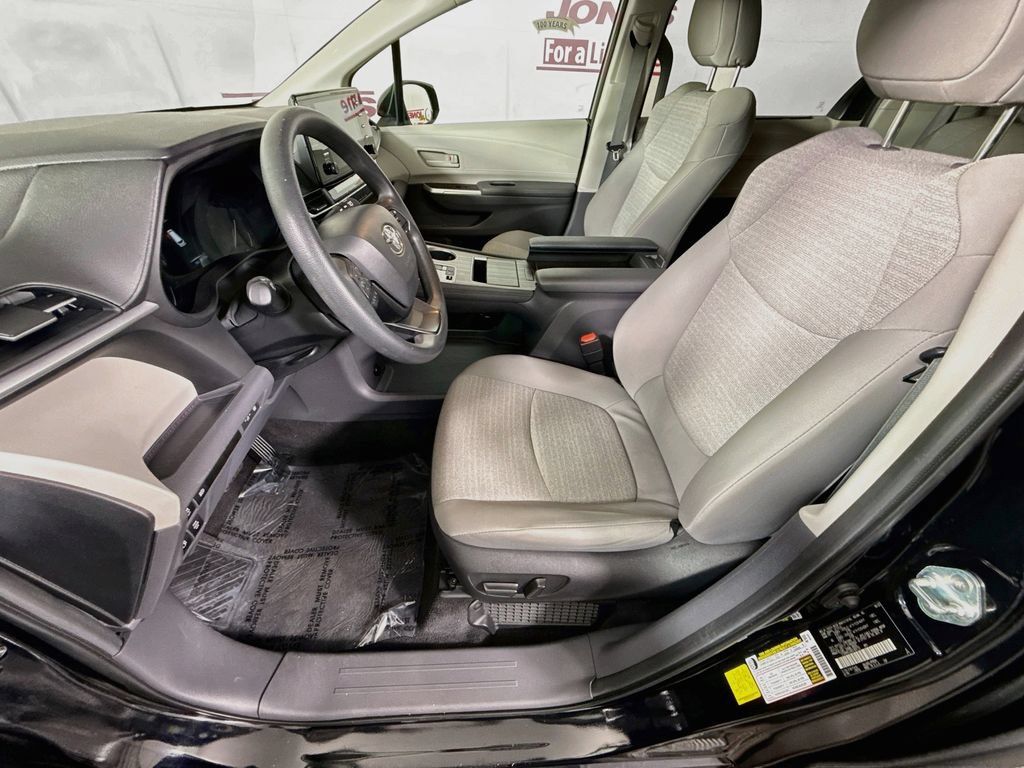 Certified 2024 Toyota Sienna LE FWD image 24