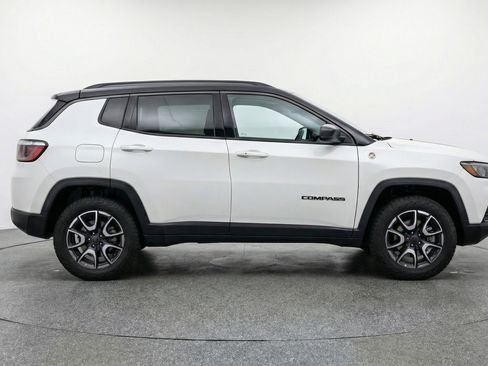 Used 2025 Jeep Compass Trailhawk AWD/4WD image 11