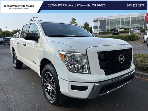Used 2023 Nissan Titan SV image 1