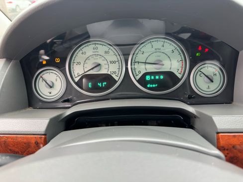 Used 2009 Chrysler Town & Country Touring image 27