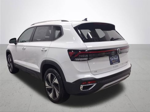 Used 2025 Volkswagen Taos SE image 12